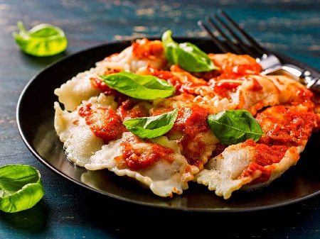 Тортелини паста с доматен сос и сирене пармезан - снимка на рецептата